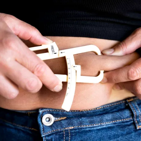 Dezechilibrul hormonal și slăbitul: de ce nu reușești să slăbești și ce te ține blocată după 30 de ani