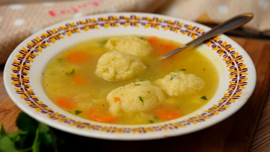 Supa cu găluște de cartofi, așa cum o găteau străbunicile. Rețeta care nu dă greș