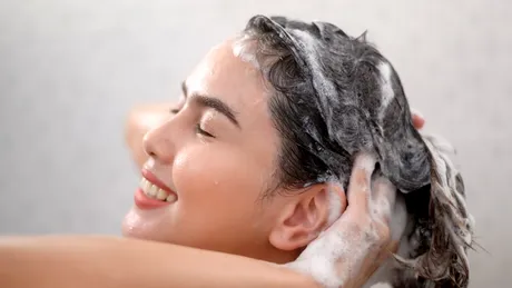 Greșelile frecvente din rutina de spălare a părului! Clătirea corectă, un pas esențial pentru sănătatea podoabei capilare