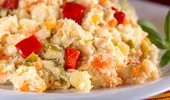 Cât timp se păstrează salata boeuf la frigider? Greșelile care o pot face să se altereze mai repede
