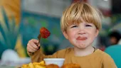 Studiu alarmant despre alimentele pentru copii! Aproape jumătate dintre produse nu respectă standardele nutriționale recomandate