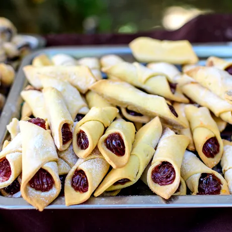 Cornulețe fragede cu gem, exact ca în copilărie. Rețeta tradițională a bunicii