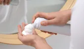 De ce ar trebui să pui spumă de ras pe oglinda din baie