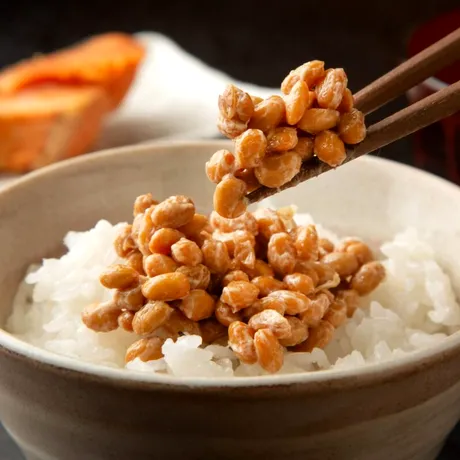 Natto, alimentul japonez considerat secretul longevității. De ce îl consumă oamenii care ajung la 100 de ani