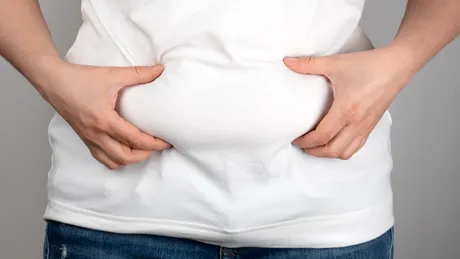 Ai „colăcei”? Uite cum să te îmbraci ca să-i maschezi!