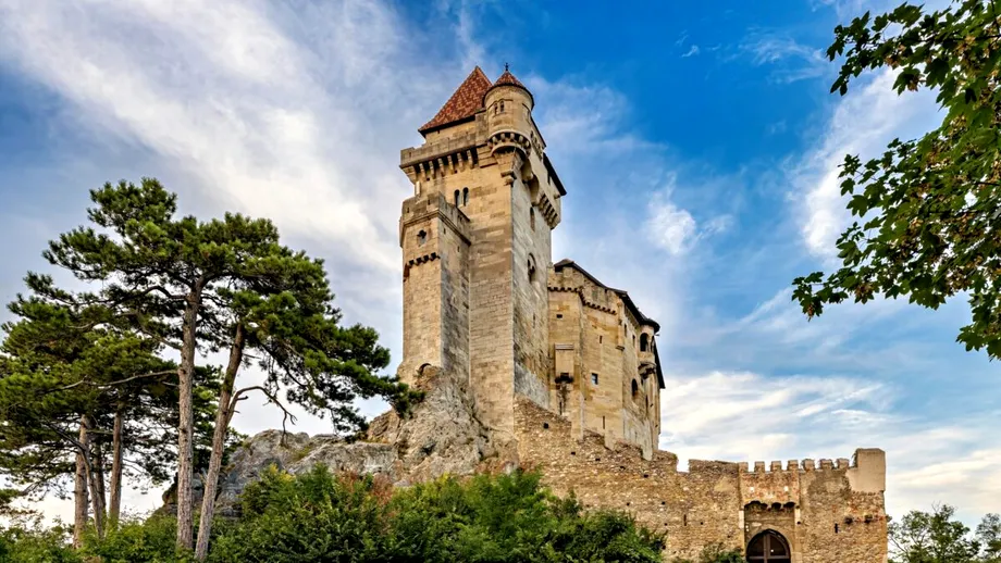 Destinația europeană ignorată de turiști care pare desprinsă dintr-un basm. Are castele spectaculoase și peisaje alpine incredibile