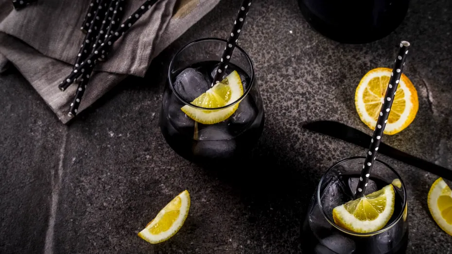 Limonada neagră, cea mai căutată băutură a verii. Cum se prepară și ce beneficii are