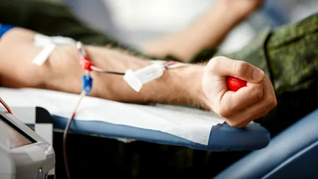 Șapte bonuri de masă în plus și o zi liberă pentru românii care donează sânge. Lista completă a beneficiilor