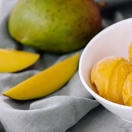 Cum să faci acasă înghețată de mango și lime, fără zahăr și fără lactoză. Nu ai nevoie de aparat de înghețată!