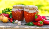 De ce trebuie să întorci borcanele de zacuscă cu gura în jos? Metoda aceasta îți salvează conservele în timpul iernii