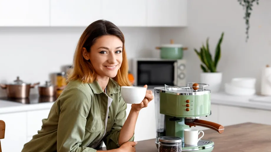 Bei cafea în fiecare zi? În aceste 5 situații poate face mai mult rău decât bine