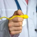Laptopul pe genunchi, nopțile pierdute și statul prea mult pe scaun. Obiceiurile aparent banale care pot afecta fertilitatea masculină