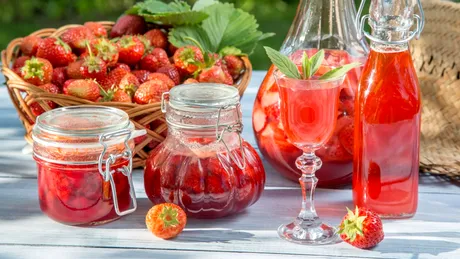 Siropul natural din căpșuni și miere, tot mai popular vara. Rețeta simplă pe care mulți o folosesc în locul băuturilor din comerț