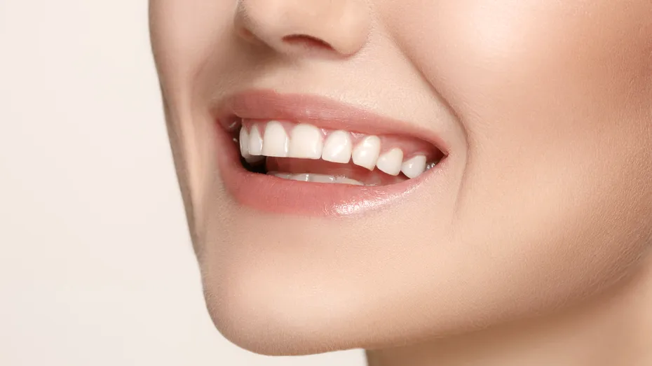 Cum să ai un zâmbet sănătos: 5 alimente care îmbunătățesc sănătatea orală și 5 alimente de evitat