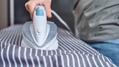 7 greșeli frecvente care pot strica rapid fierul de călcat. Reguli de care să ții cont