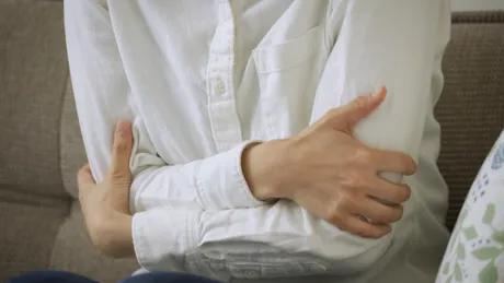 Te ia cu frig și simți că n-ai energie? Ai grijă la glicemie! De ce apar frisoanele și cum se tratează acasă