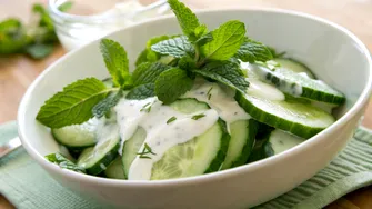 Salată răcoritoare de castraveți cu usturoi și mărar. E ideală pentru orice preparat