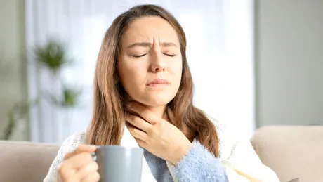 Durerea în gât, răgușeala sau mâncărimea, primele semne de infecție respiratorie. Cum previi agravarea simptomelor
