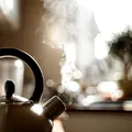 De ce să pui o monedă în ceainic înainte să fiarbă apa. Ce se întâmplă, de fapt