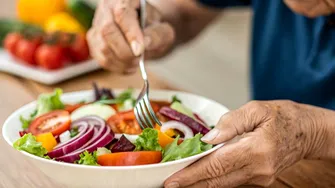 Ce mănâncă centenarii. Despre microbiom, dietă și longevitate sănătoasă