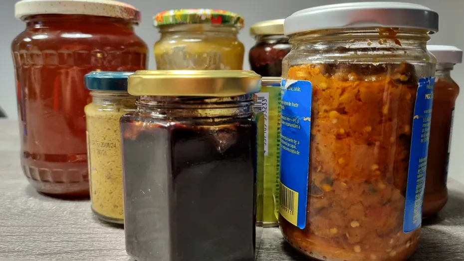 Bacteria fatală din cămară – cum îți dai seama că borcanele cu dulceață sau zacuscă sunt contaminate