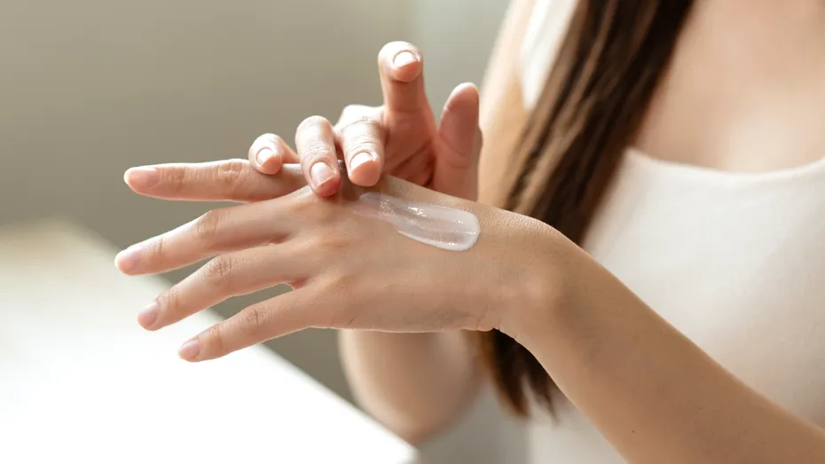 Ai mâinile aspre și uscate? Iată cum poți să le „repari” în mai puțin de 5 minute