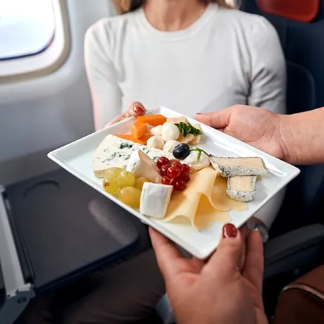 Adevărul înfiorător despre mâncarea din avion. Un medic a dezvăluit de ce NU o consumă niciodată
