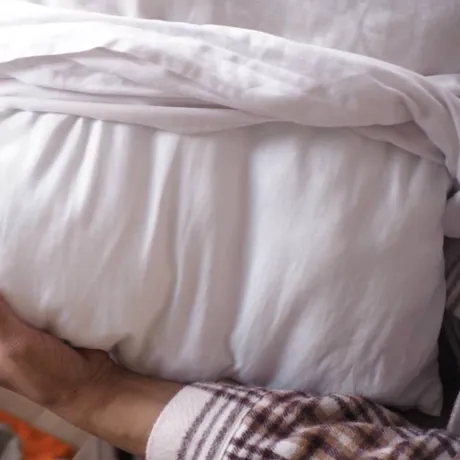 De câte ori pe săptămână trebuie să schimbi fața de pernă, de fapt?