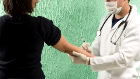 Sângele supravieţuitorilor virusului Ebola pot ajuta la tratarea pacienţilor infectaţi?