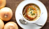 Rețetă supă franțuzească de ceapă gratinată. Cum se prepară și cum se servește?