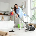 Miroase urât în casă după ce dai cu aspiratorul? Află ce greșeală faci