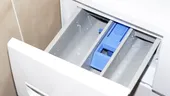 De ce rămâne apă în compartimentul de balsam de la mașina de spălat. Multe gospodine fac această greșeală