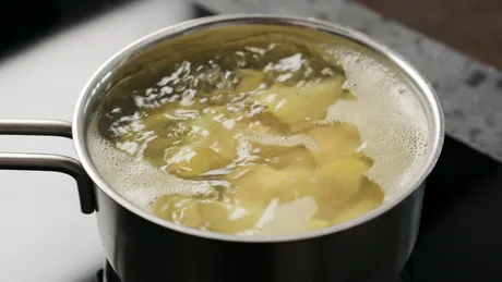 Cum să fierbi cartofii de două ori mai repede. Trucul pe care orice gospodină trebuie să-l știe