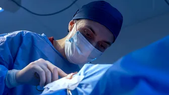 O greșeală medicală cu urmări grave! Femeia care nu mai poate închide ochii nici în somn, după o operație estetică la pleoape