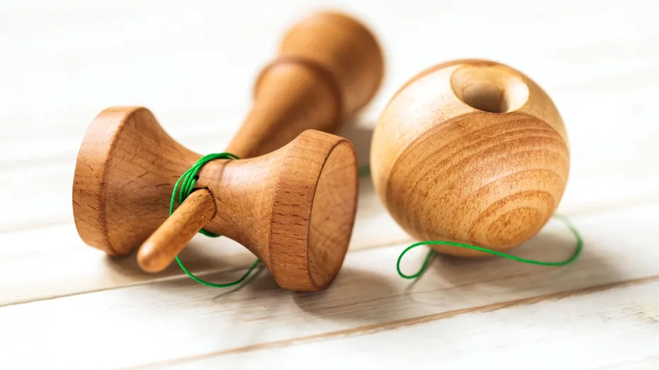 Ce este kendama, jucăria din lemn care îi ține pe copii departe de telefoane. În unele școli a fost interzisă