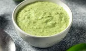 Rețetă de sos de usturoi verde. Se prepară rapid și e super-aromat