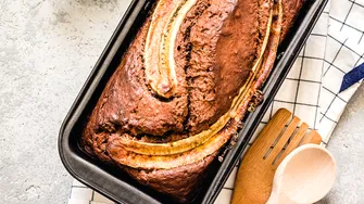 Rețetă delicioasă de banana bread plină de proteine! Ai nevoie de doar câteva ingrediente pentru acest preparat perfect pentru micul dejun