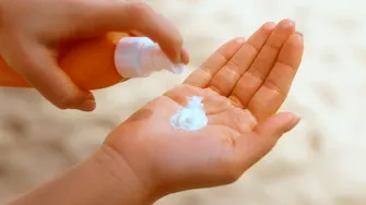 Mai poți folosi crema de soare de vara trecută? Avertismentul dermatologilor