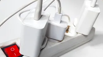⁠Încărcătorul lăsat în priză consumă energie? Răspunsul pe care trebuie să îl știi