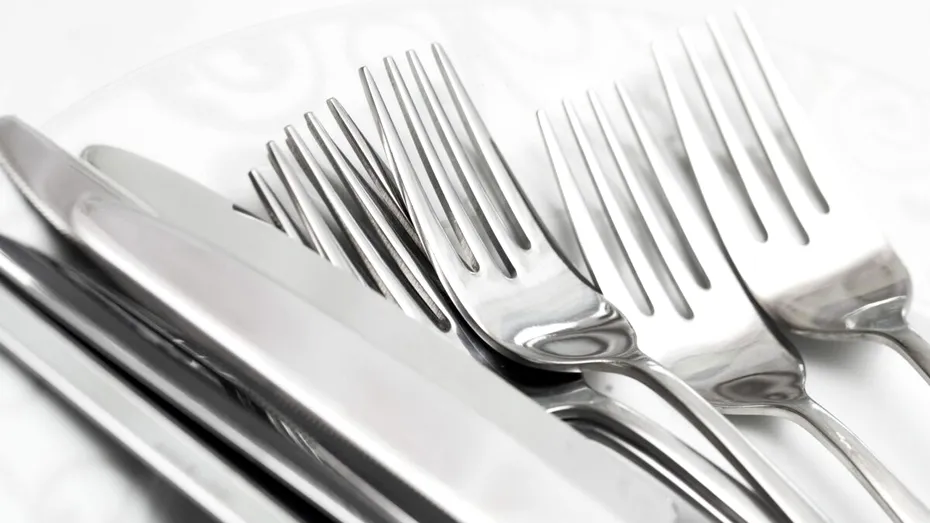 Redă strălucirea tacâmurilor tale cu un truc simplu, folosit pe vremuri de bunici