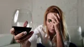 Motivul pentru care te doare capul după ce bei vin roșu. Nu sunt de vină sulfiții!