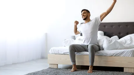 4 trucuri care te vor ajuta să te trezești mai devreme, dar și mai odihnit
