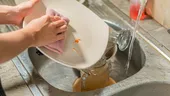 Ai rămas fără detergent de vase și teancul de farfurii din chiuvetă trebuie curățat cât mai repede? Iată ce alternative ai