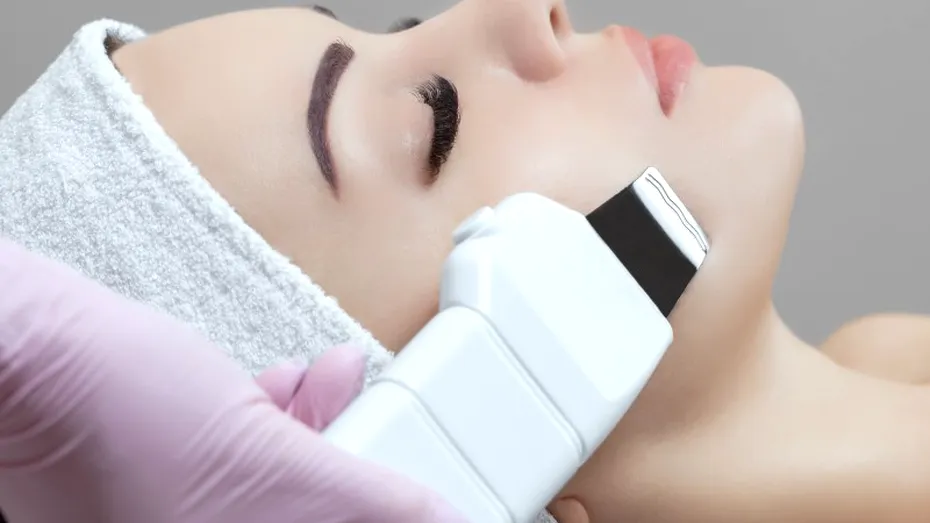 Curăţarea feţei cu ultrasunete: beneficii şi mecanism de acţiune