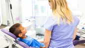 (P) Cauți un dentist pentru copii în Suceava? Cum alegi corect medicul stomatolog?