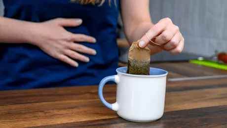 Ceaiuri naturale pentru calmarea stomacului, după masa de Paște: balonare și arsuri gastrice