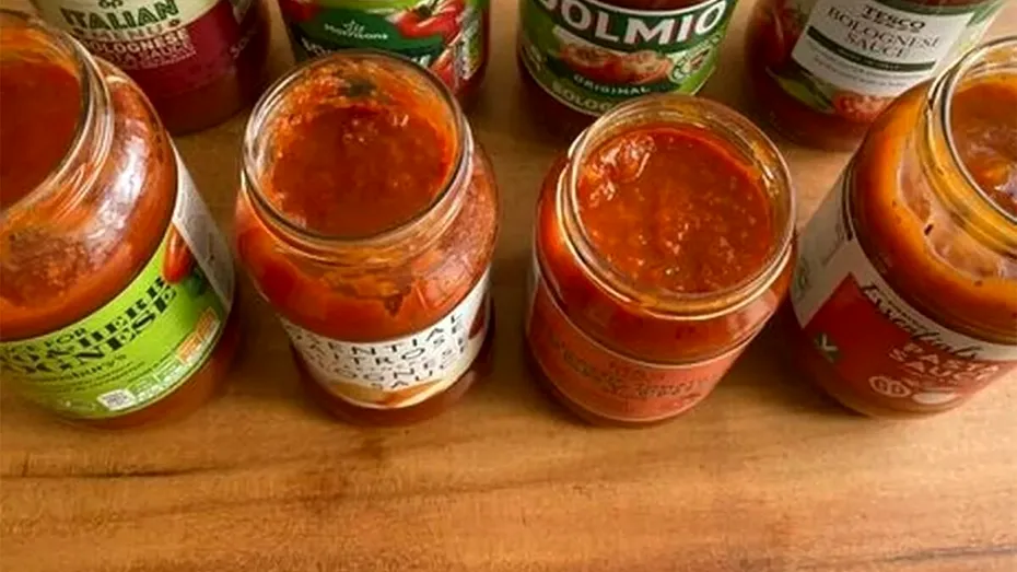 Trucul rapid pentru a îndepărta etichetele de pe borcane! Cu această soluție rezolvi problema în 60 de secunde