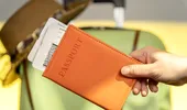 De ce își învelesc unii turiști pașapoartele în folie de aluminiu înainte de aeroport?