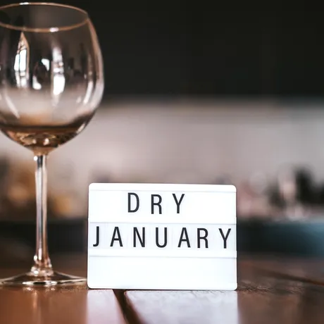 Dry January: Cum reacționează corpul când renunți la alcool, în primele ore, zile, luni sau ani