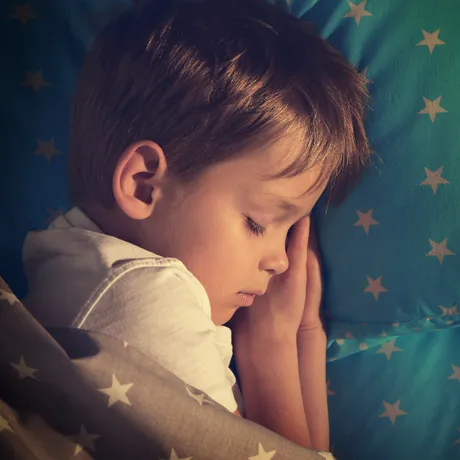 Cum să-ți ajuți copilul să doarmă suficient și să aibă un somn de calitate